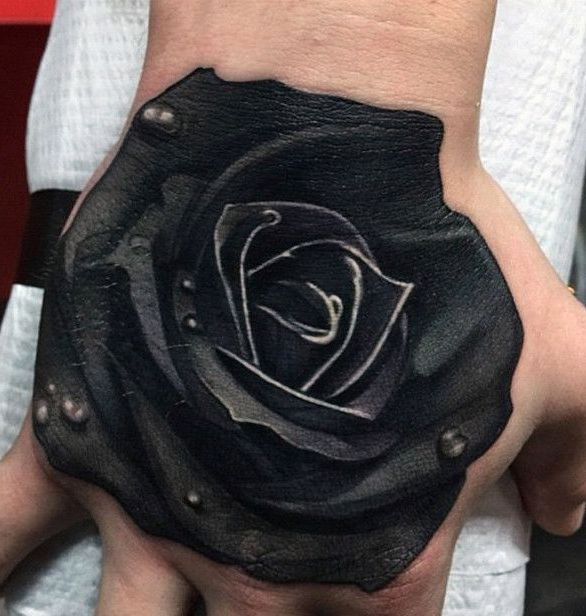 czarna róża tatuaż na dłoni