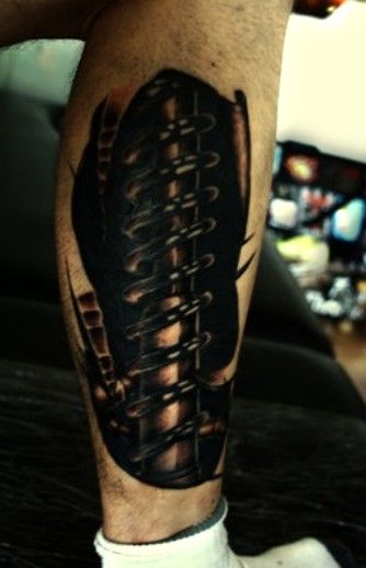 tatuaże amortyzatory na nogach