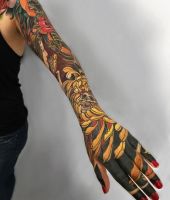 Japoński styl tatuażu z kwiatami na ręce