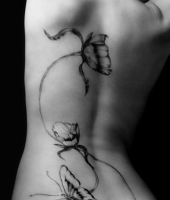 kwiaty i motyl tatuaż na plecy dla kobiety