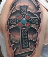 celtycki krzyż tatuaż na ramieniu