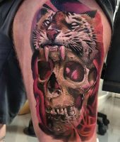 czaszka i głowa tygrysa - tatuaże na udzie