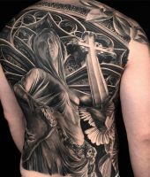 kobieta z krzyżem - tatuaże realistyczne na plecach