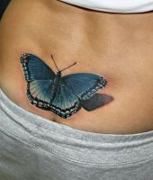 motyl na plecach tatuaż dla kobiety