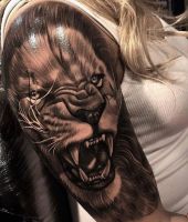 lew na ramieniu - tatuaż dla kobiety