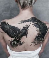 dwa czarne ptaki tatuaż na plecach