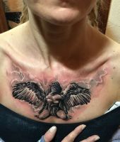 kobieta anioł - tatuaż na klatce
