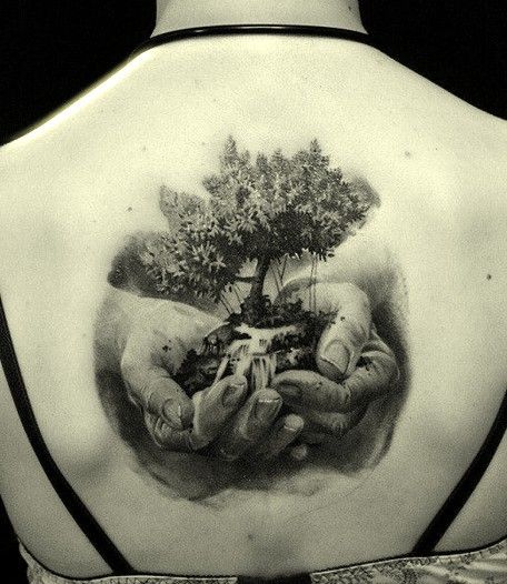 drzewko w rękach tatuaże