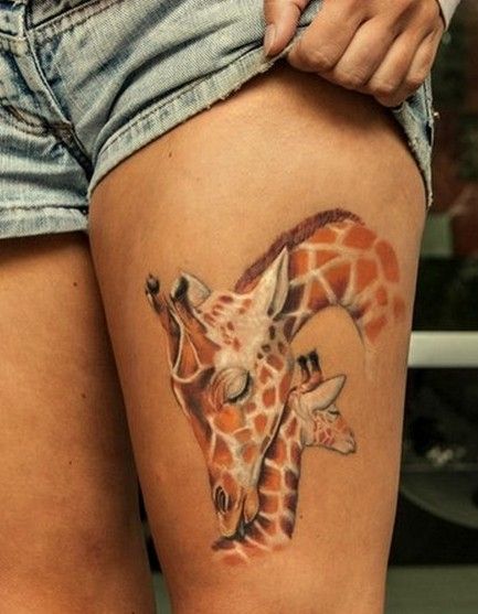 dwie żyrafy tatuaże na udach