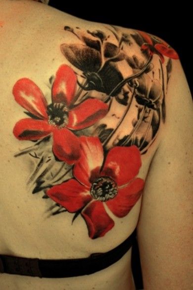 duże maki tatuaże na łopatce