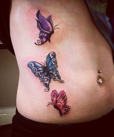 kolorowe motyle tatuaże na brzuchu
