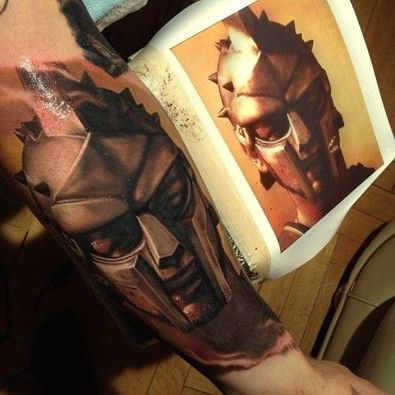 gladiator tatuaż na ręce