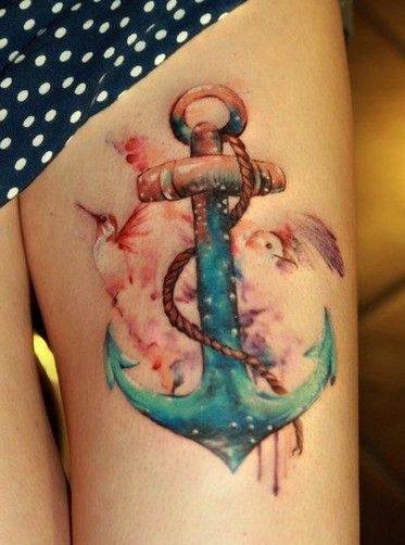 kotwica morska i ptaki tatuaże na udzie