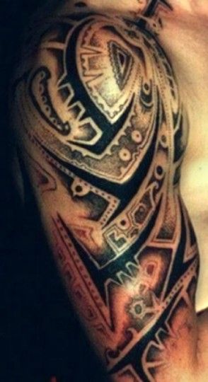 niesamowity tribal tatuaż na ramieniu