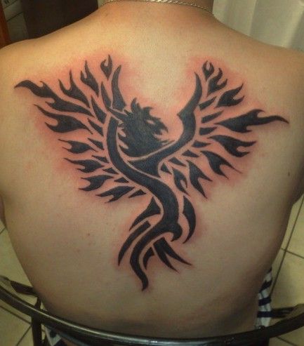 feniks wytatuowany na plecach