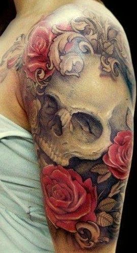 róże i czaszka tatuaże