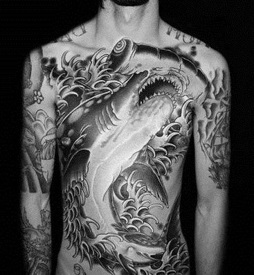 fajny rekin tatuaż na klatce piersiowej