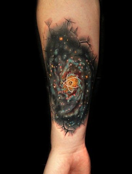 galaktyka tatuaż na ręce