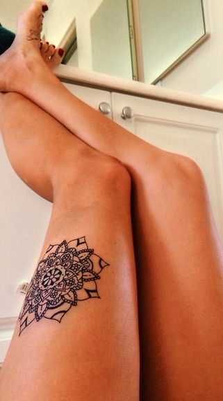 geometryczny wzór tatuazu na udzie