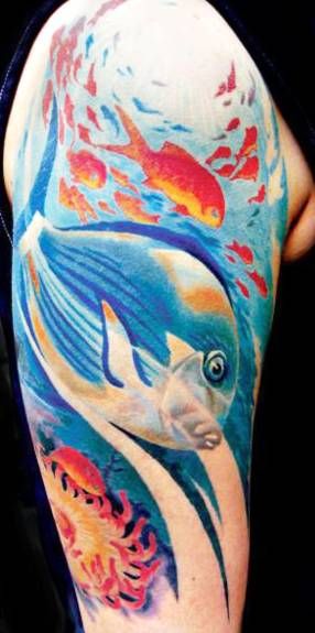 niebieska ryba tatuaż na ręce
