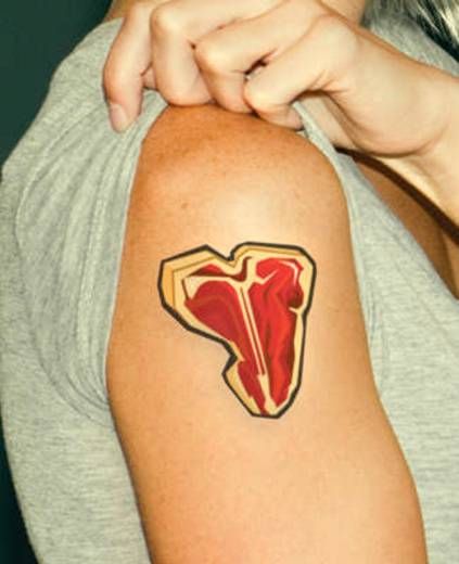 stek tatuaż na ramieniu