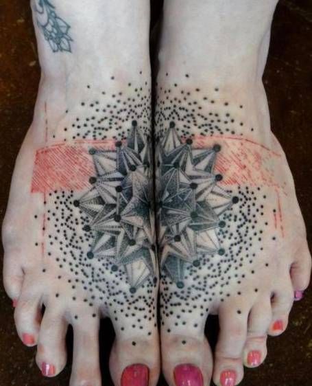 symetryczne tatuaże na stopach