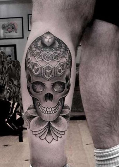 czaszka na łydce mężczyzny