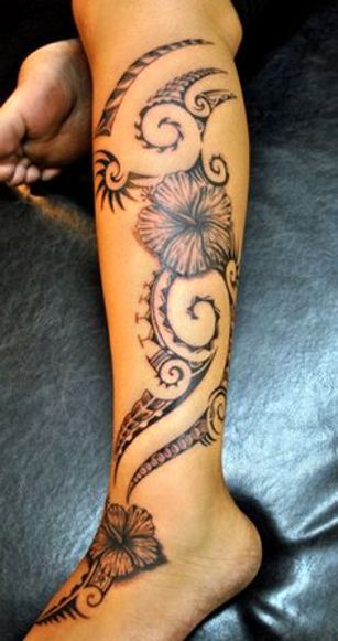 kwiat i tribal tatuaż na łydce