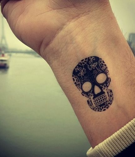 małą czaszka tatuaż na nadgarstku