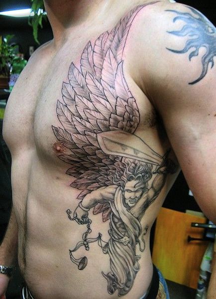 anioł z mieczem tatuaż na żebrach