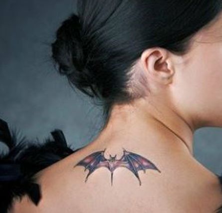 nietoperz tatuaż na plecach dla kobiety'