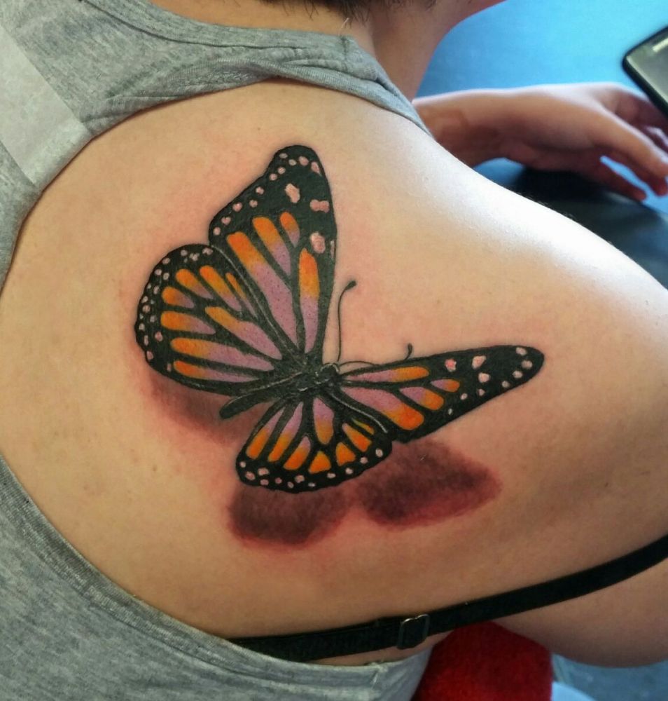 duży motyl tatuaż na ramieniu