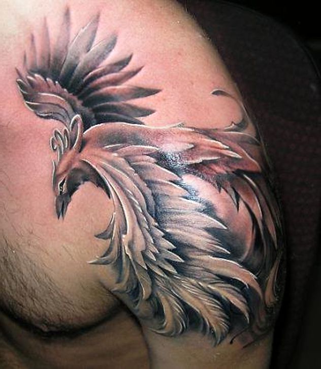 feniks tatuaż na ramieniu
