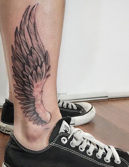 skrzydło anioła na łydce