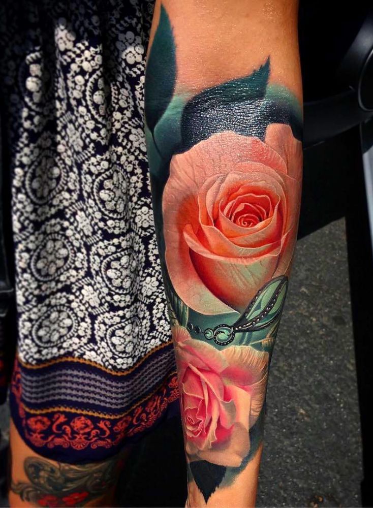 tatuaże róże na ręce