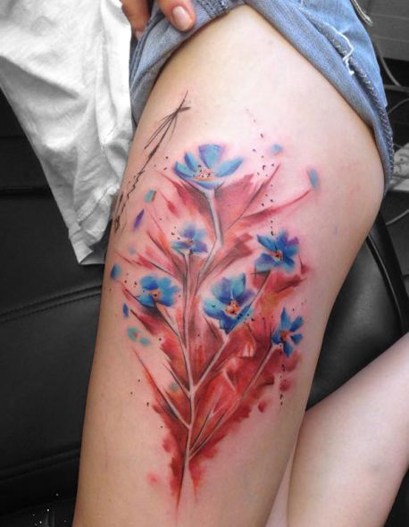 niebieskie kwiatki na udzie