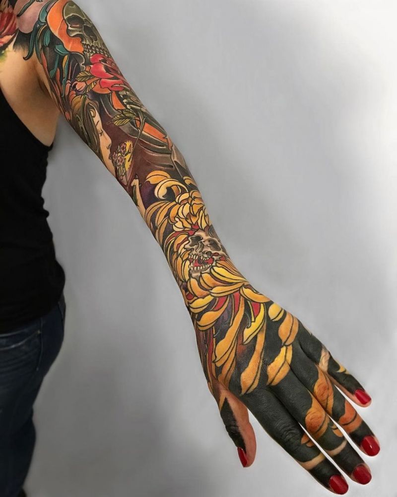 Japoński styl tatuażu z kwiatami na ręce