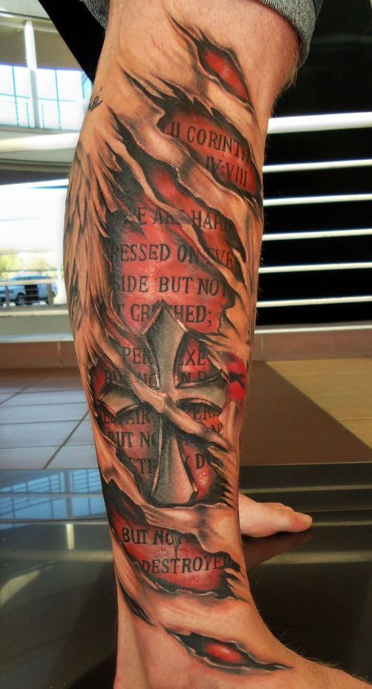 krzyż i napisy pod skórą - tatuaże 3d na nodze