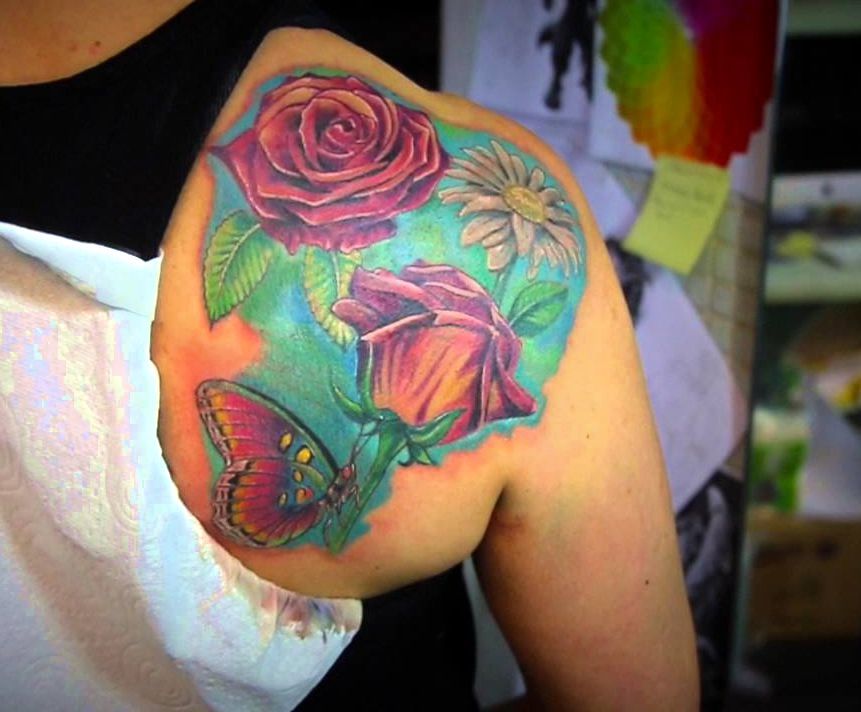 kwiatki i motyl tatuaż na łopatce