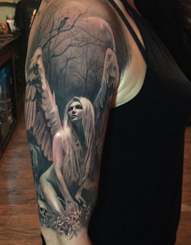 anioł tatuaż na ramieniu - kobieta blondynka