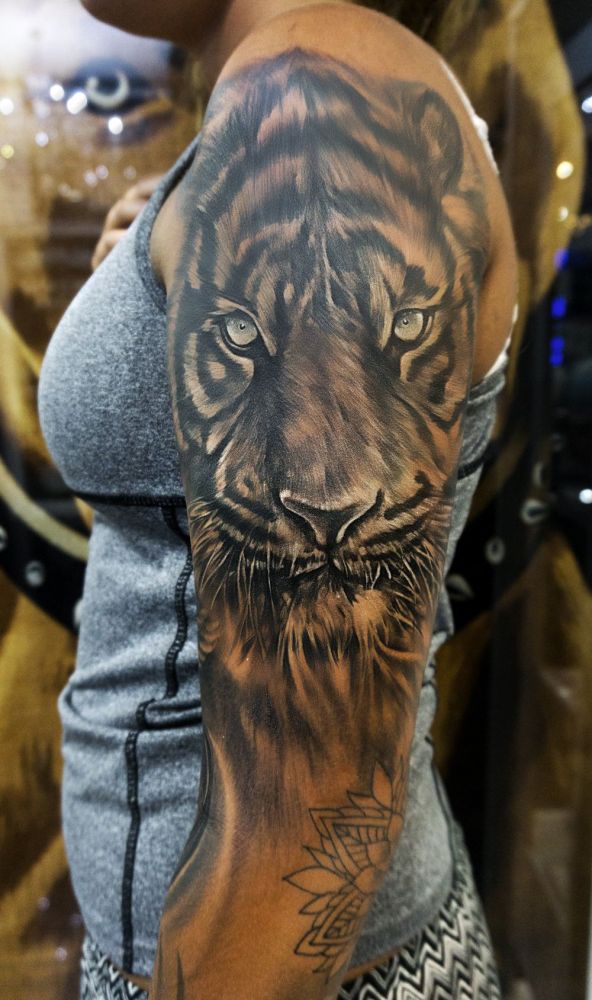 realistyczne tatuaże na ramieniu - tygrys