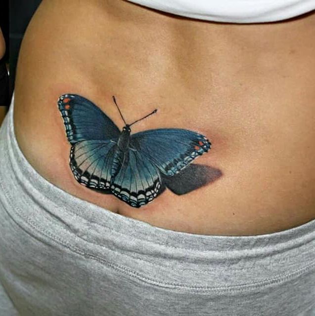 motyl na plecach tatuaż dla kobiety