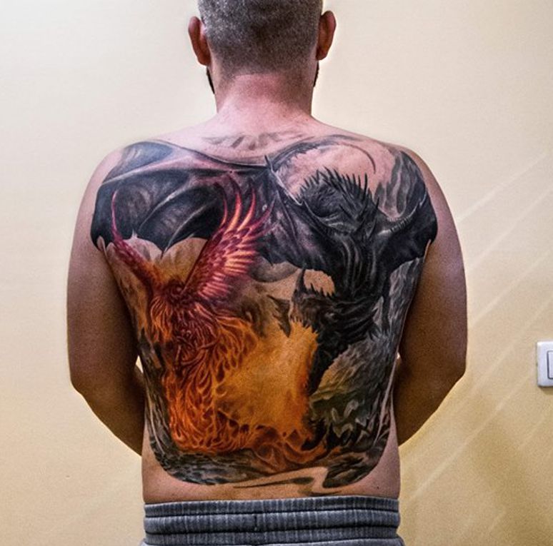 smok i feniks - tatuaż na plecach