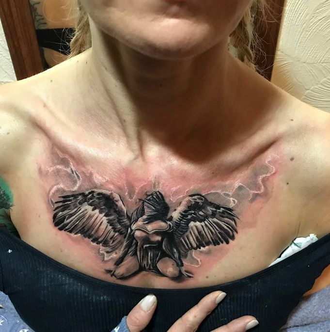 kobieta anioł - tatuaż na klatce