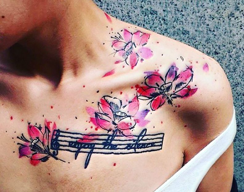 nuty i kwiaty tatuażne na obojczyku