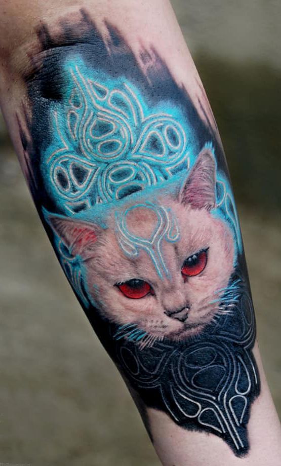 biały kot - nowoczeny tatuaż