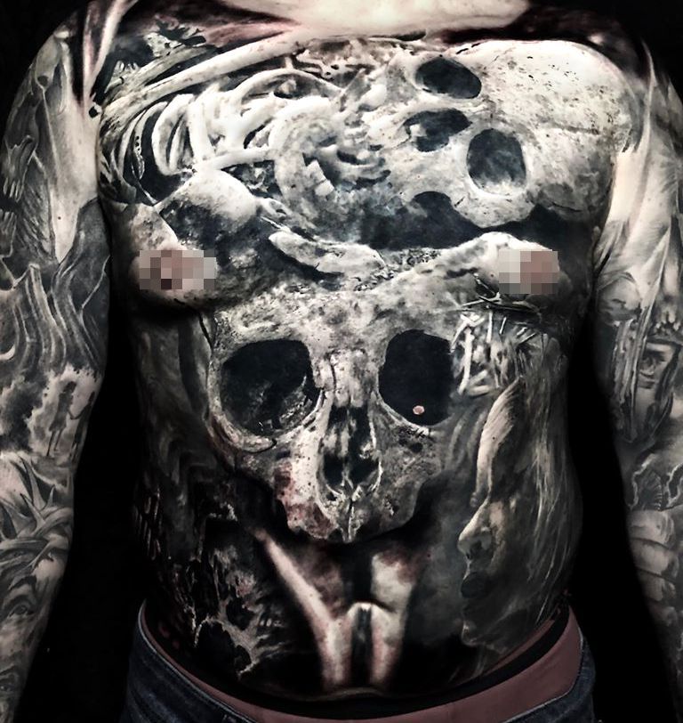 czaszki tatuaże na brzuchu