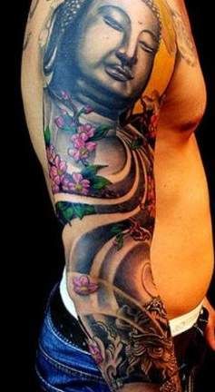 budda tatuaż na ramieniu