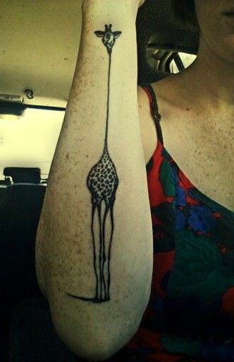 chuda żyrafa tatuaż na ręce