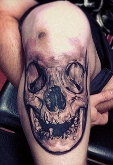 czaszka tatuaż, goleń